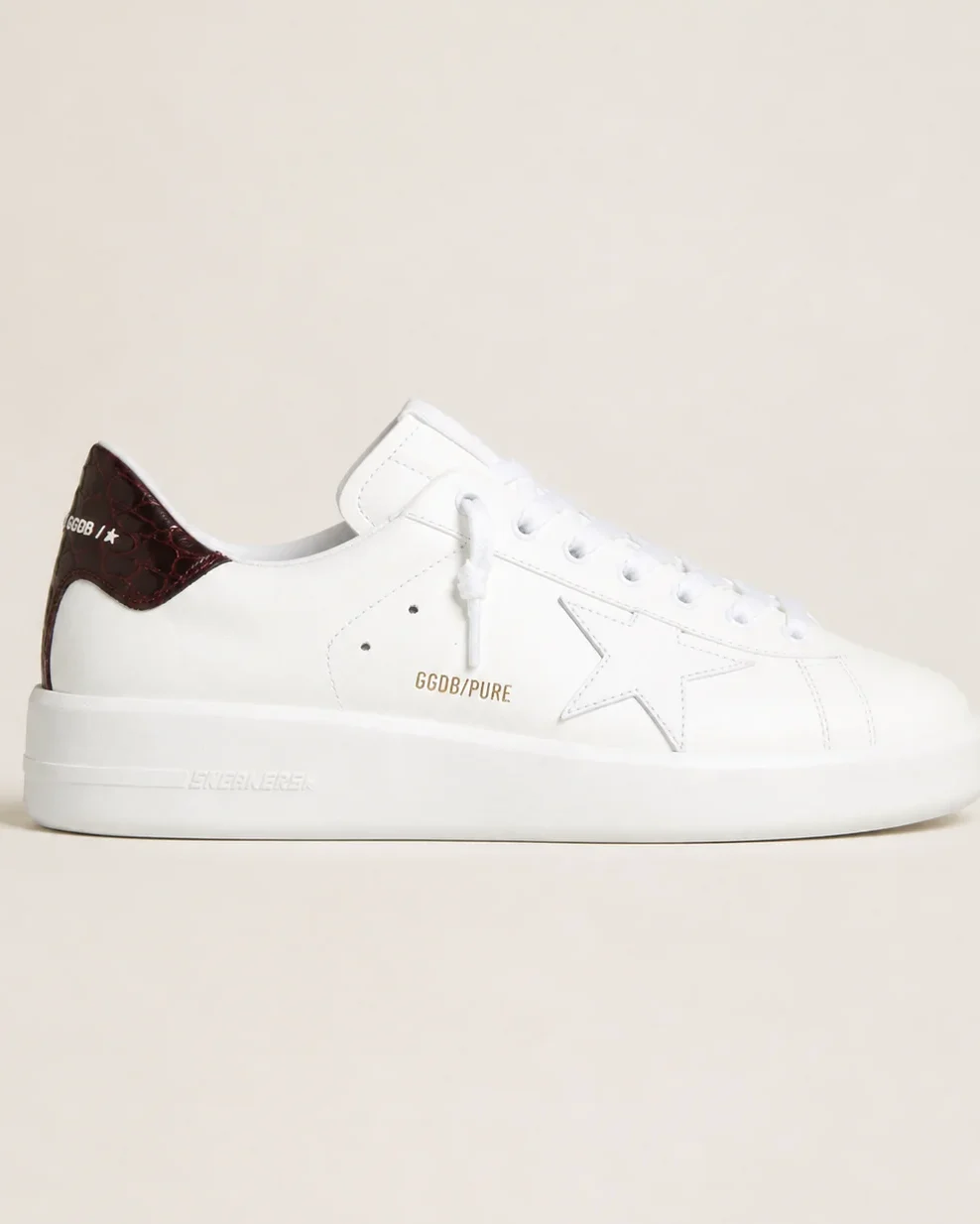 Cream low-top sneaker with a contrasting heel tab